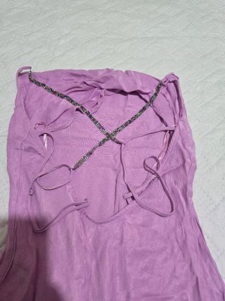 Vestido fiesta lila con tirantes joya