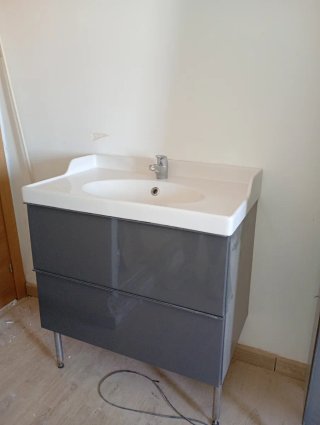 Mueble de baño lavabo y grifo