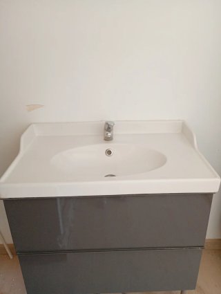 Mueble de baño lavabo y grifo