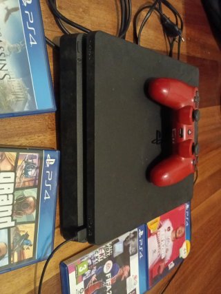 PS4 (PlayStation 4) Negra + 4 Juegos