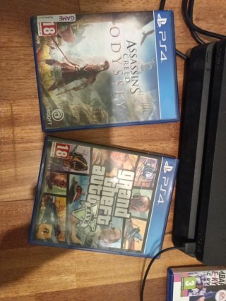 PS4 (PlayStation 4) Negra + 4 Juegos
