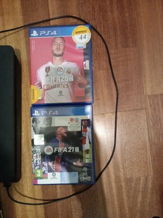 PS4 (PlayStation 4) Negra + 4 Juegos