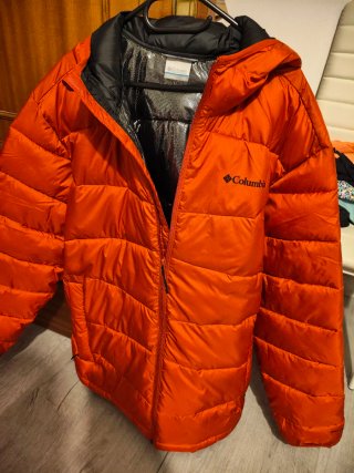 Cazadora térmica Columbia naranja con capucha.