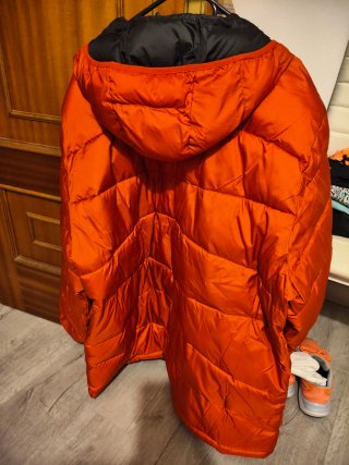 Cazadora térmica Columbia naranja con capucha.