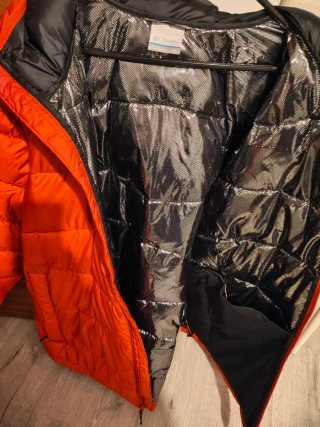 Cazadora térmica Columbia naranja con capucha.