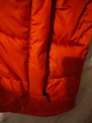 Cazadora térmica Columbia naranja con capucha.
