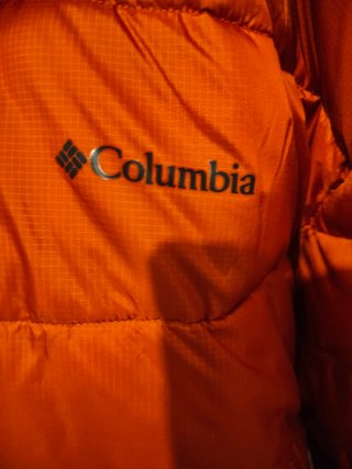 Cazadora térmica Columbia naranja con capucha.