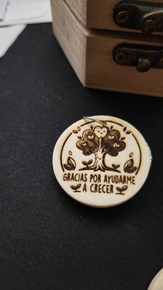 Se hacen personalizaciones grabadas en madera