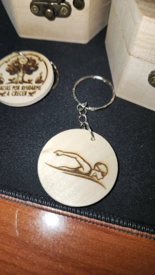 Se hacen personalizaciones grabadas en madera
