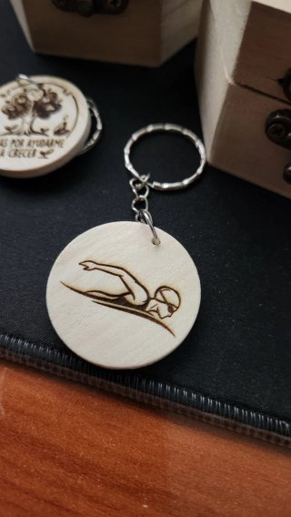 Se hacen personalizaciones grabadas en madera