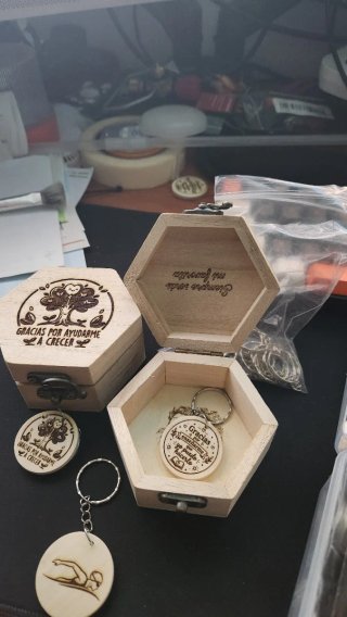 Se hacen personalizaciones grabadas en madera