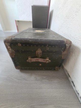Baúl de viaje antiguo verde y dorado