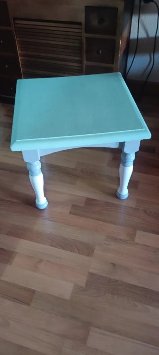 Mesita de madera pintada