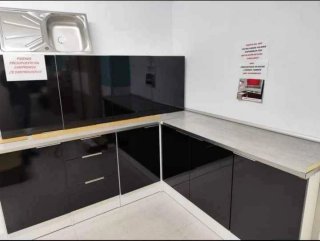 Mueble de cocina modular gris y blanco