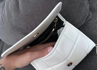 Bolso blanco acolchado con cadena dorada