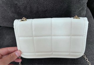 Bolso blanco acolchado con cadena dorada