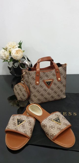 Bolso y chanclas a juego