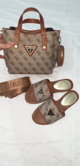 Bolso y chanclas a juego