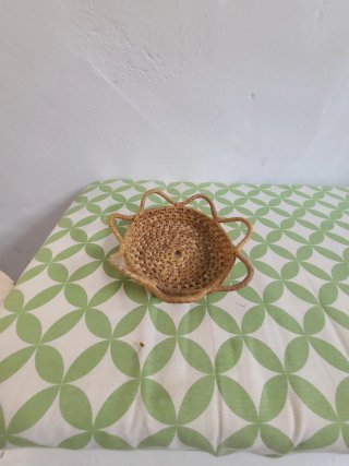 Cesta de mimbre decorativa