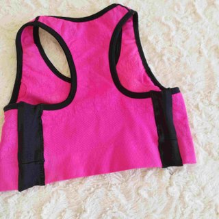 Conjunto playero bikini y top deportivo