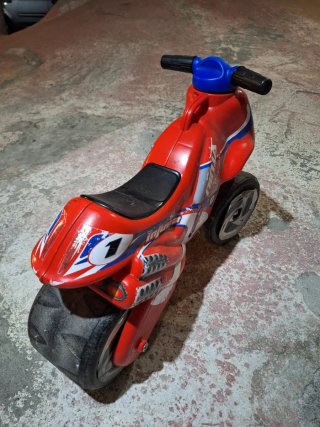 Correpasillos moto de juguete para niños