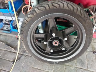 Rueda denatera yamaha xmax 125/250 Neumático Miche