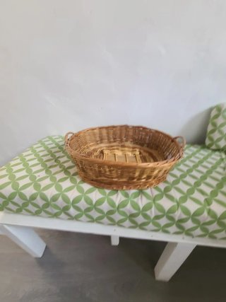Cesta de mimbre redonda con asas