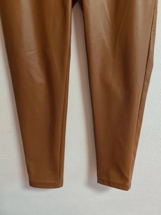 Pantalón efecto piel de chica talla M de Shein.