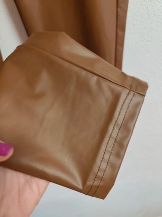Pantalón efecto piel de chica talla M de Shein.