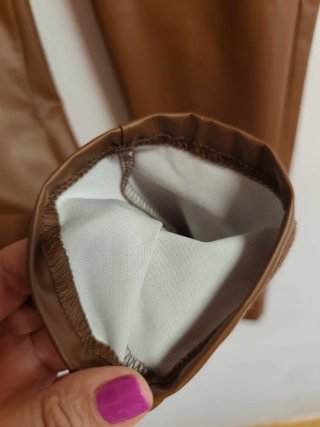 Pantalón efecto piel de chica talla M de Shein.
