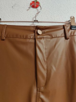 Pantalón efecto piel de chica talla M de Shein.
