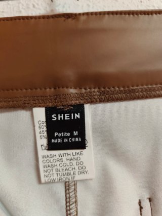 Pantalón efecto piel de chica talla M de Shein.