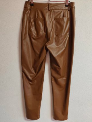 Pantalón efecto piel de chica talla M de Shein.