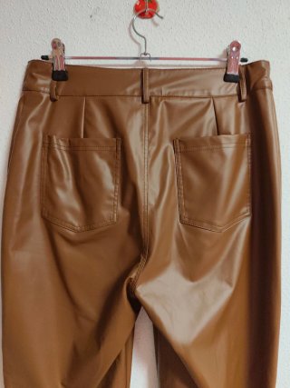 Pantalón efecto piel de chica talla M de Shein.