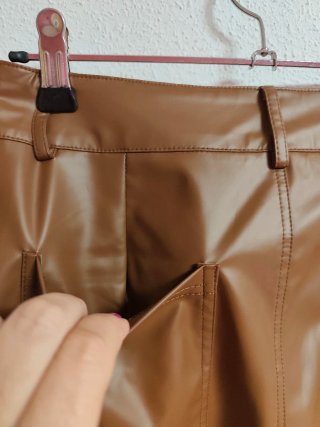 Pantalón efecto piel de chica talla M de Shein.