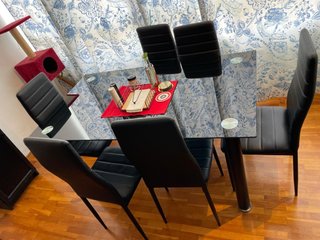 Mesa de comedor y 6 sillas negras