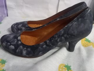 Zapatos de mujer grises y blancos