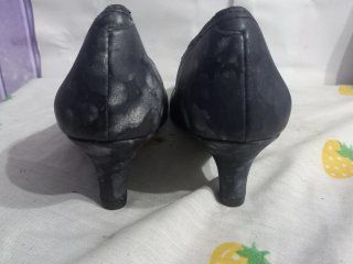 Zapatos de mujer grises y blancos