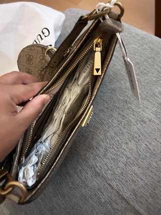 Bolso Guess Monogram Marrón y Beige