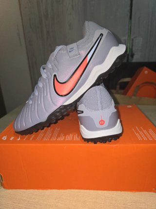 Bota Nike Fútbol Legend 10 Pro TF Gris/Rojo