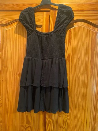 Vestido de verano negro con volantes