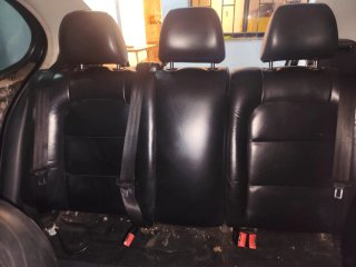 Asientos de cuero delanteros y traseros