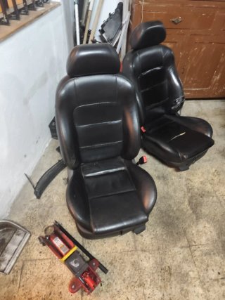 Asientos de cuero delanteros y traseros