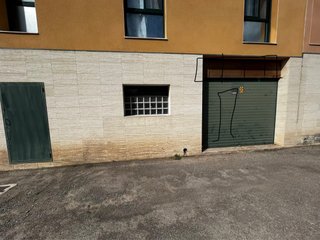 Puerta de garaje con motor.