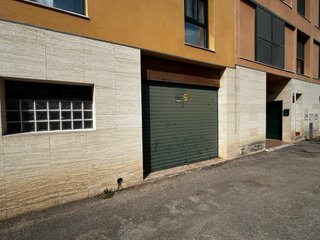 Puerta de garaje con motor.