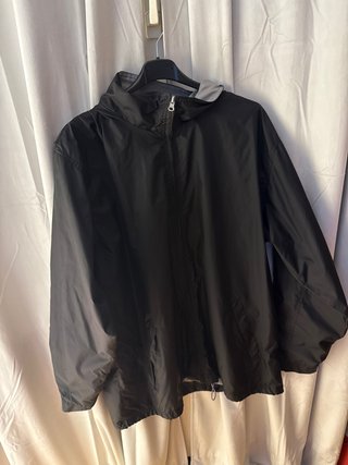 Chaqueta chubasquera negra