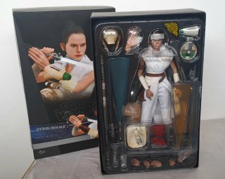 Hot Toys 1/6th scale figure MMS559 REY & D-O