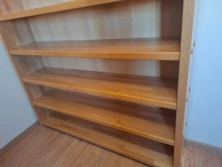 Estantería de madera maciza