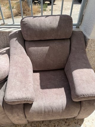 Sillón de tela beige y gris