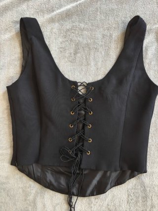 Crop top nero stile retrò con perline